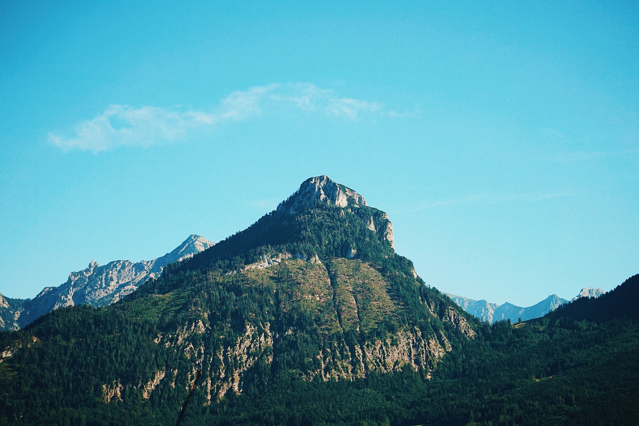 泰山，作为中国五岳之首，以其壮丽的自然景观和深厚的文化底蕴吸引了无数游客。然而，近日有一则新闻引起了广泛关注，一名游客在登山过程中因不遵守景区规定，被泰山教做人。