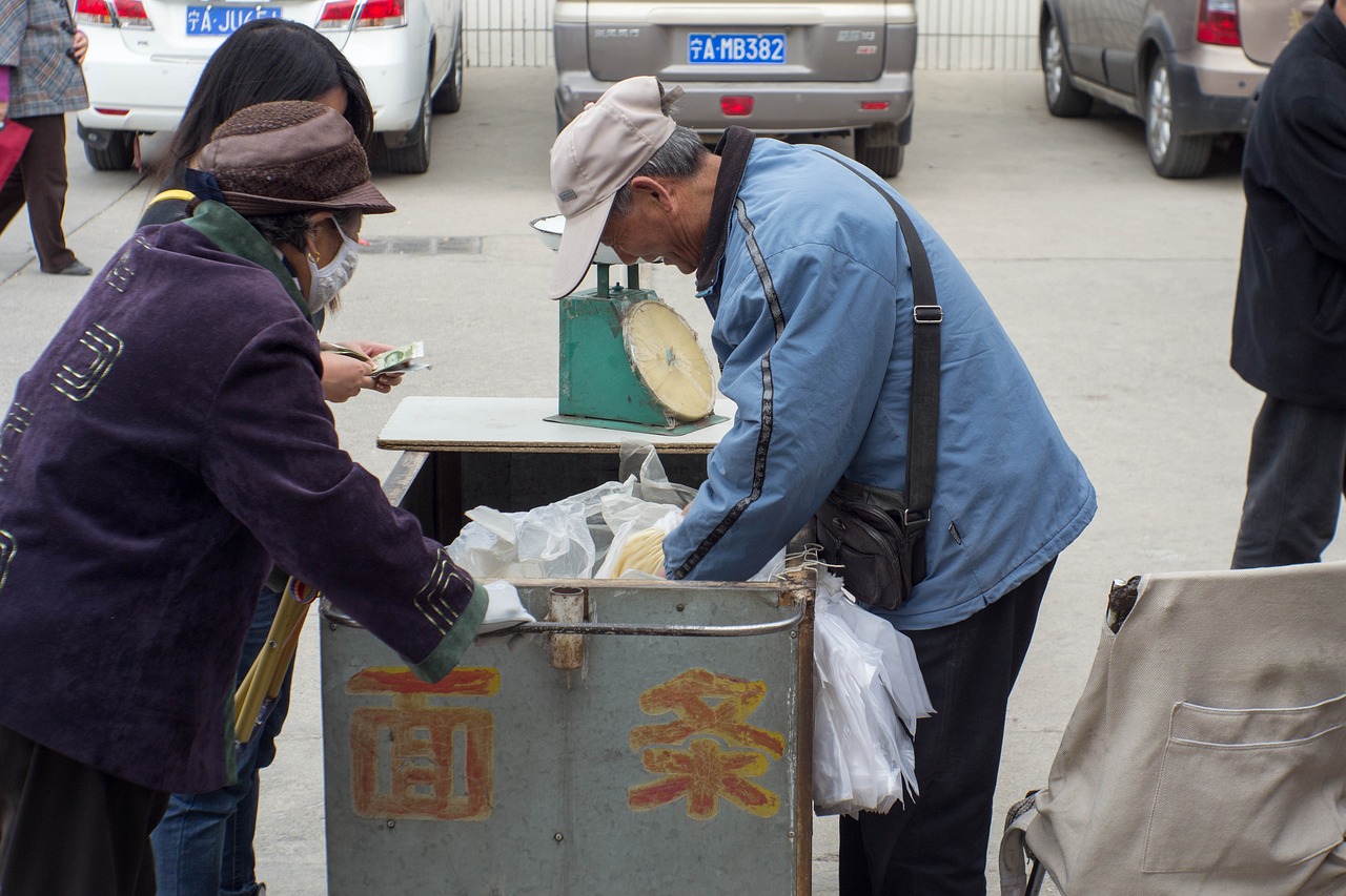 女店员一天三次偷钱